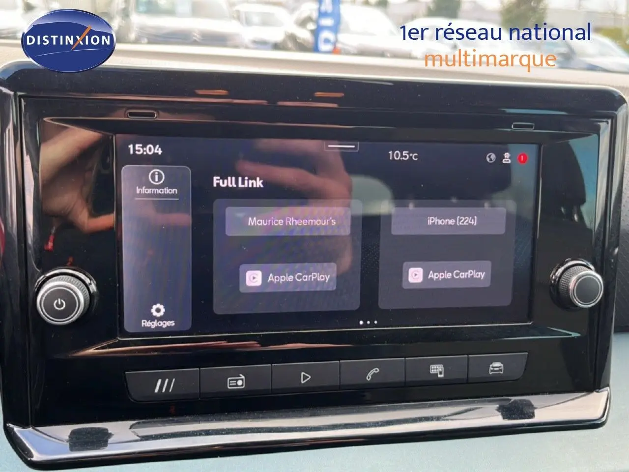 Écran tactile central du SEAT Arona 2025 affichant la connexion Apple CarPlay, avec commandes intégrées en dessous.