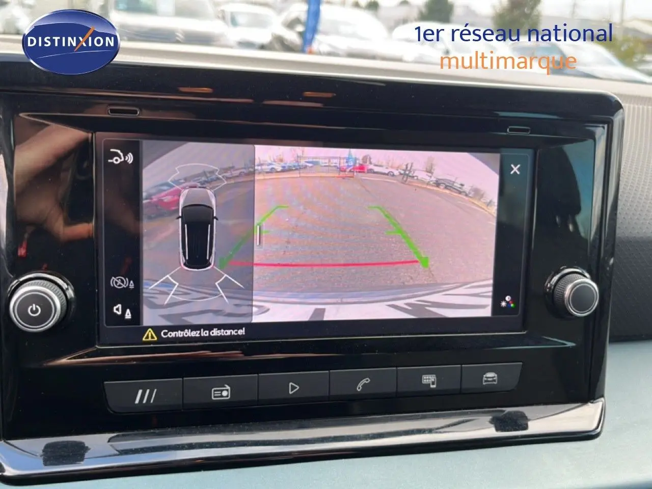 Écran central montrant la caméra de recul avec vue arrière et guidage de trajectoire du SEAT Arona gris métallique.