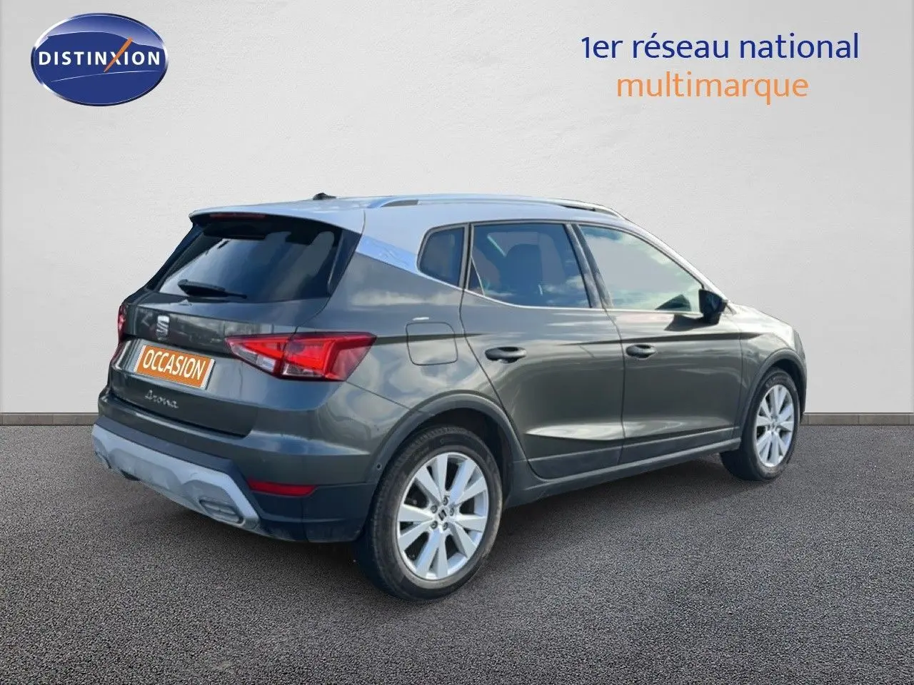 Vue 3/4 arrière droite d'un SEAT Arona gris magnétique avec toit noir et jantes alliage 17 pouces.