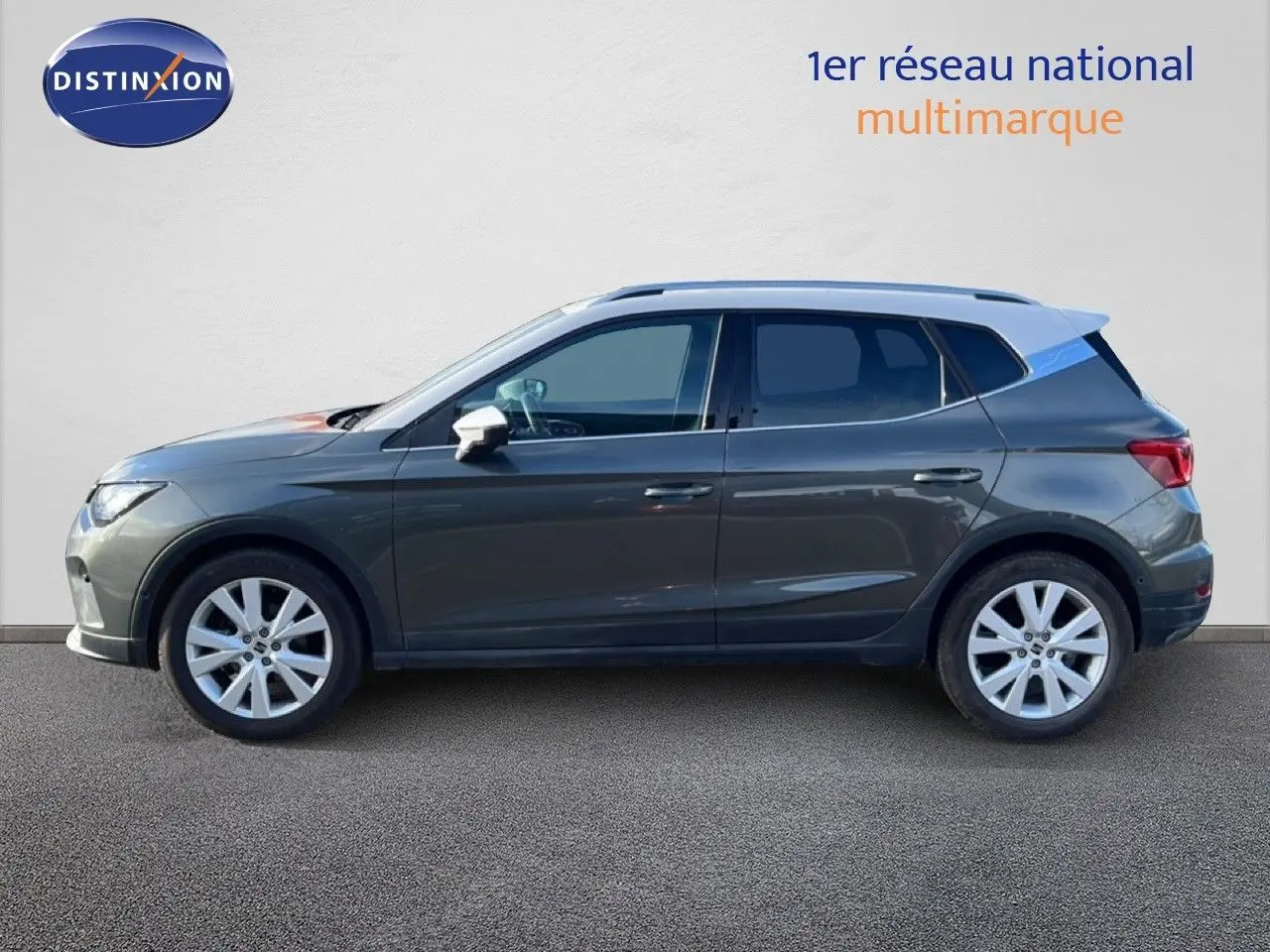 Vue latérale gauche d'un SEAT Arona gris magnétique avec toit blanc, roues alliage 17 pouces, sur fond neutre.