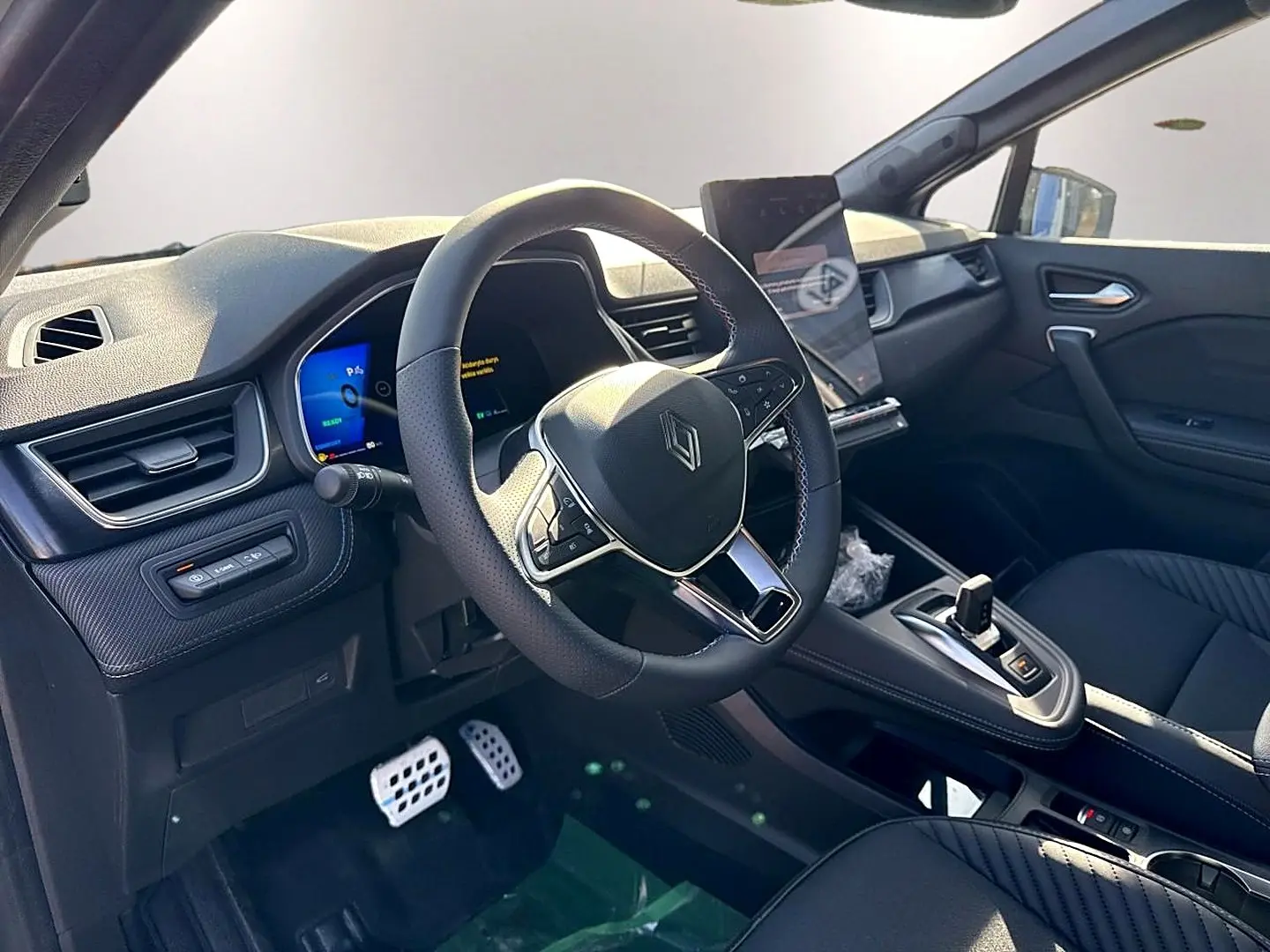 Intérieur de la Renault Symbioz 2026, vue côté conducteur, volant multifonction noir et écran tactile vertical.