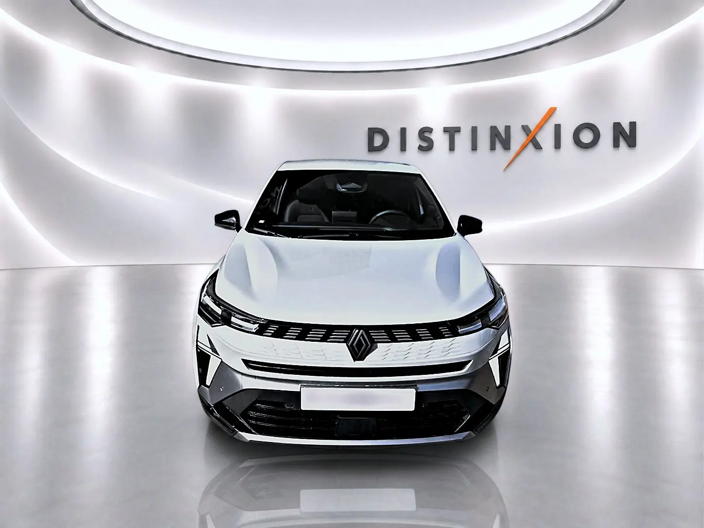 Renault Symbioz gris rafale, vue de face dans un showroom lumineux avec logo Distinxion en arrière-plan.