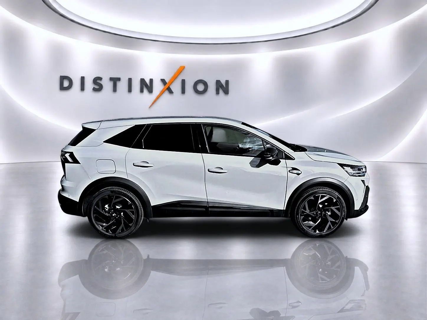 Renault Symbioz gris rafale en profil droit, avec jantes noires et détails noirs contrastants sous un éclairage blanc.