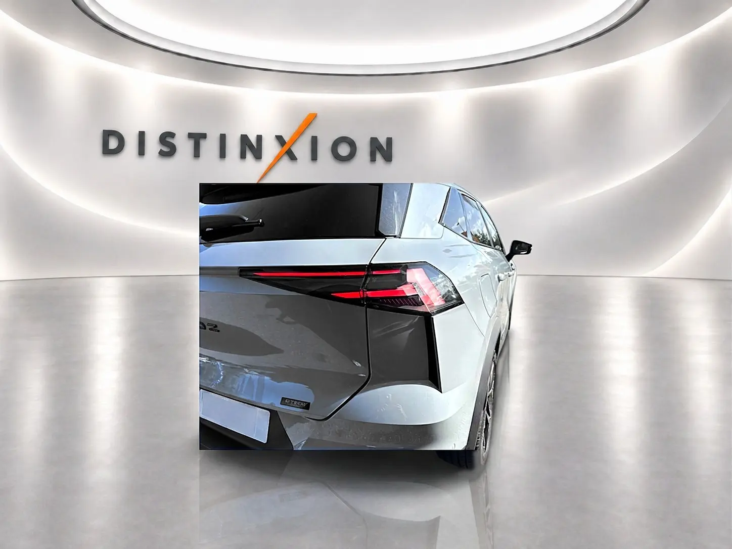 Vue 3/4 arrière droite de la Renault Symbioz gris rafale avec feux arrière LED et becquet distinctif.