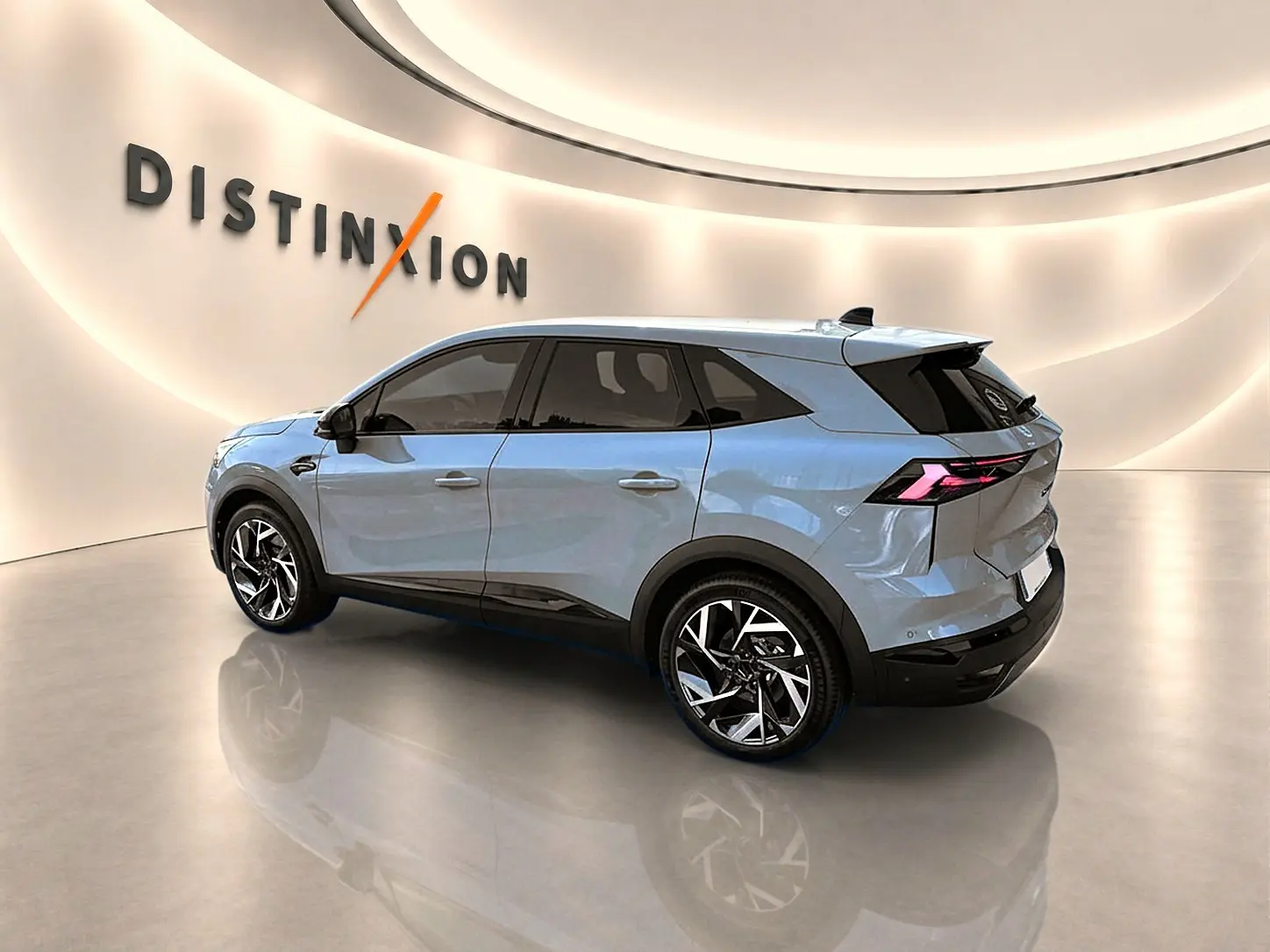 Renault Symbioz gris rafale en vue 3/4 arrière droit, avec jantes alu et feux arrière LED distinctifs.
