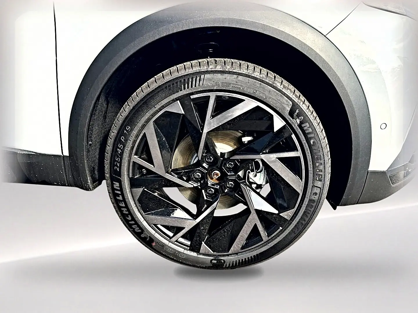 Gros plan sur la roue arrière droite du Renault Symbioz gris rafale, avec jante alu noire au design géométrique.