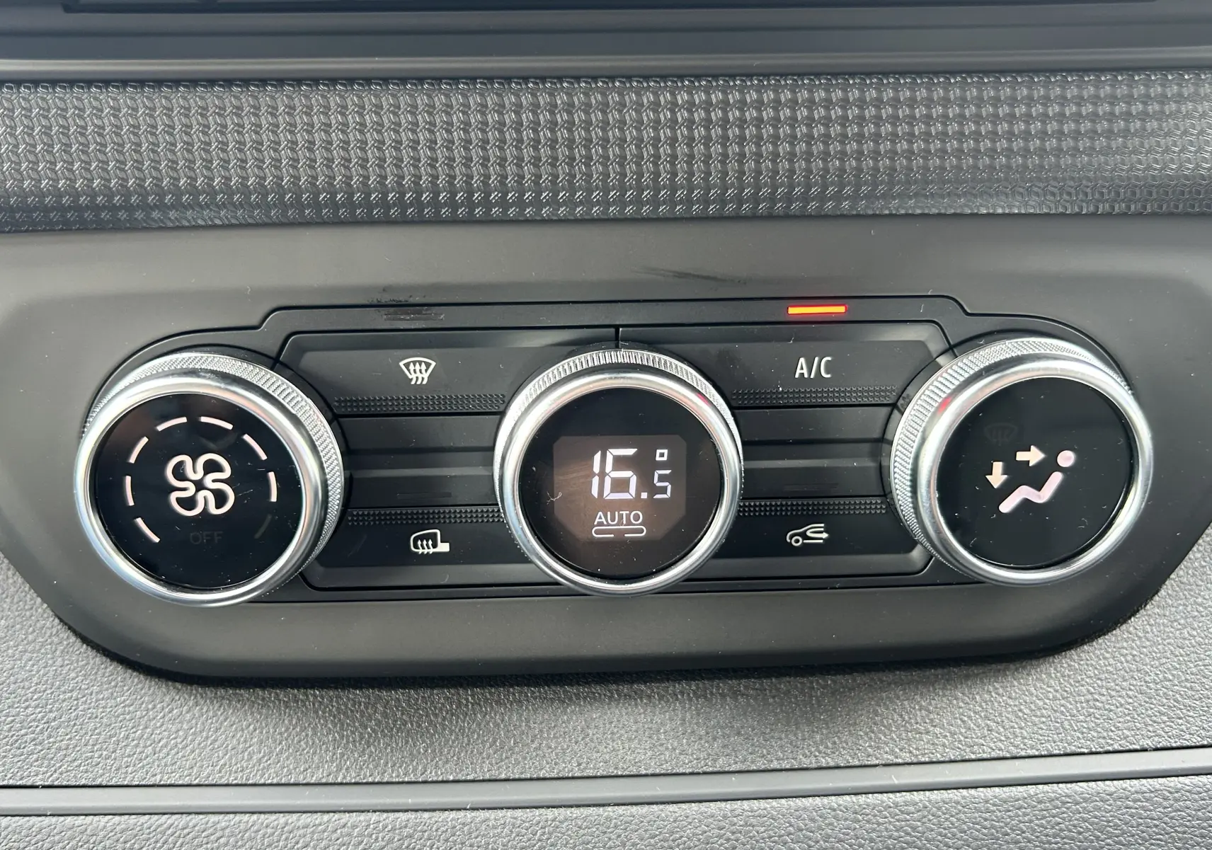 Panneau de commande de climatisation automatique du Renault Trafic, affichant 16,5°C en mode auto.