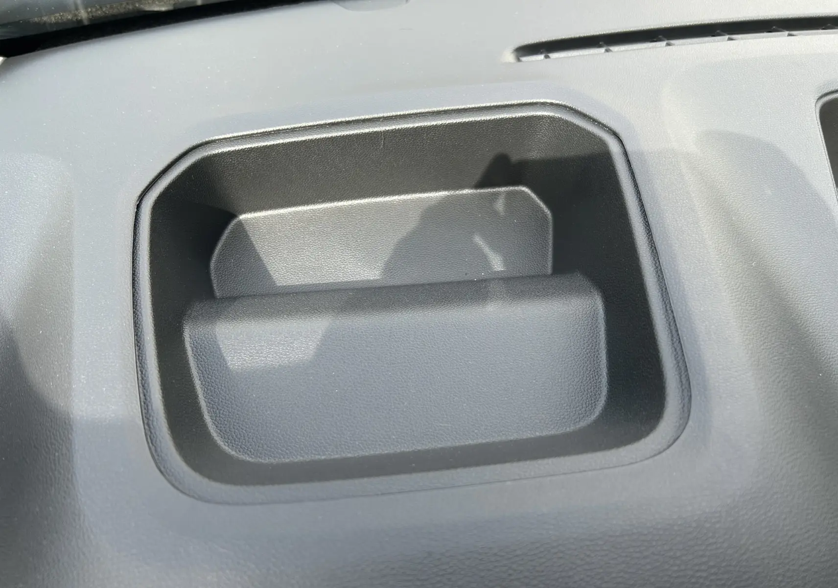 Gros plan sur le rangement intégré au tableau de bord noir du Renault Trafic Fourgon L1H1 2026.