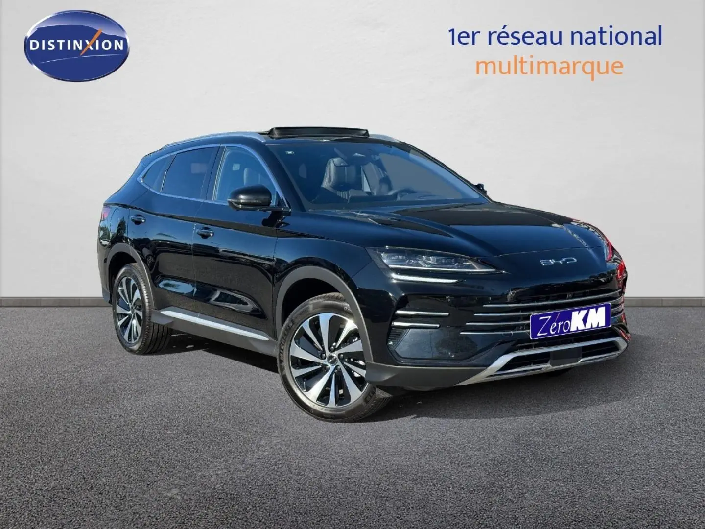 Vue 3/4 avant droite du SUV BYD SEAL U hybride rechargeable en Obsidian Black métallisé, avec jantes alu distinctives.