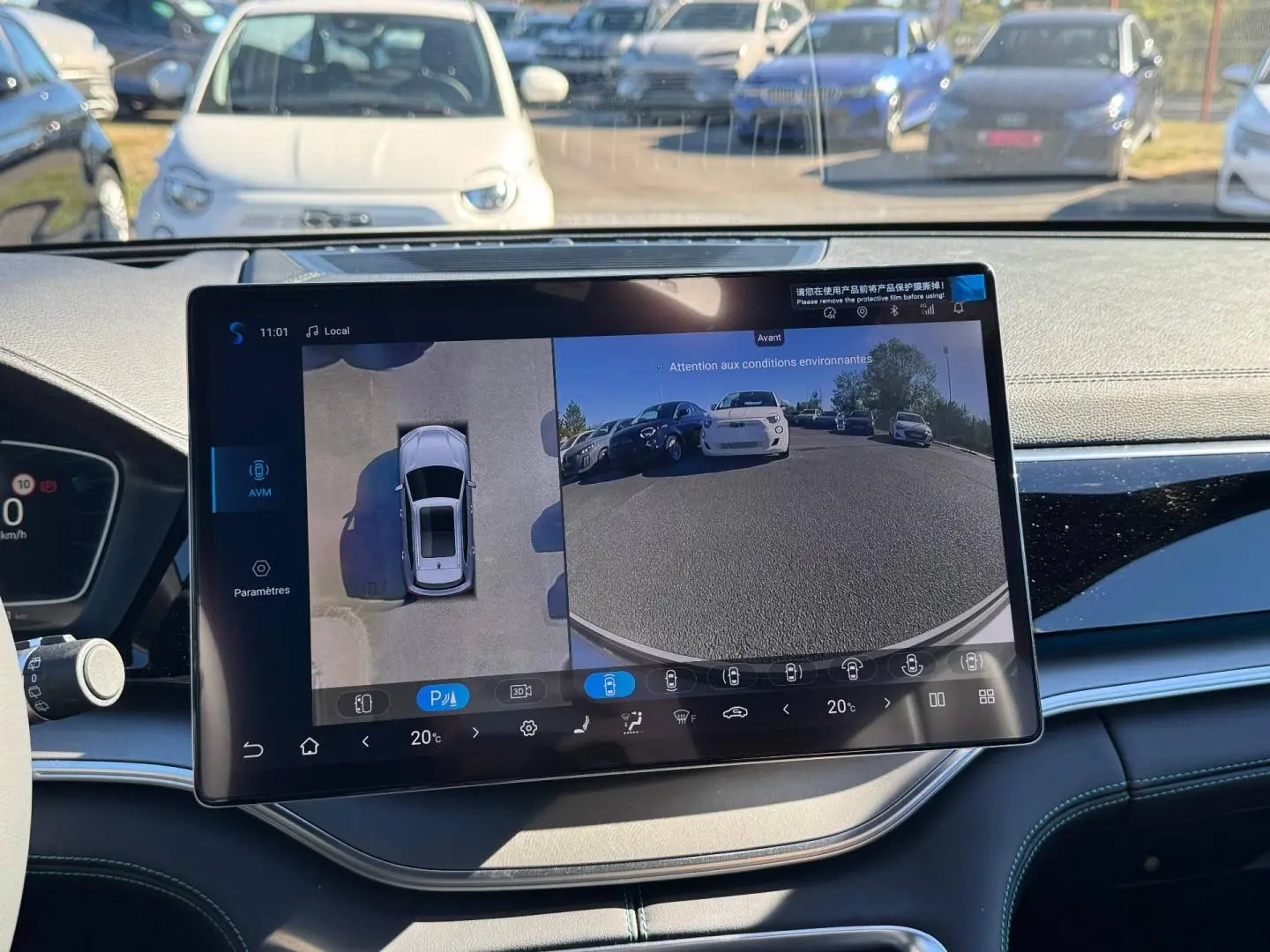 Écran tactile intérieur montrant la caméra 360° du BYD SEAL U hybride noir, vue avant et vue du dessus.