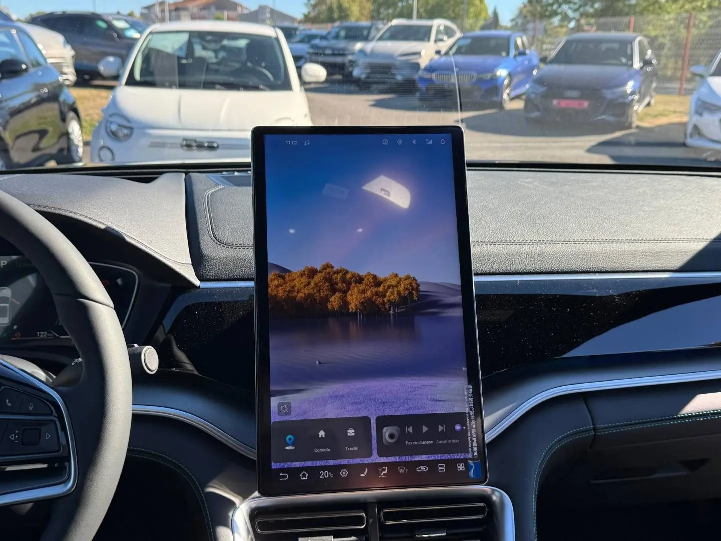 Vue intérieure du tableau de bord du BYD SEAL U 2026 avec grand écran tactile vertical et volant à gauche.