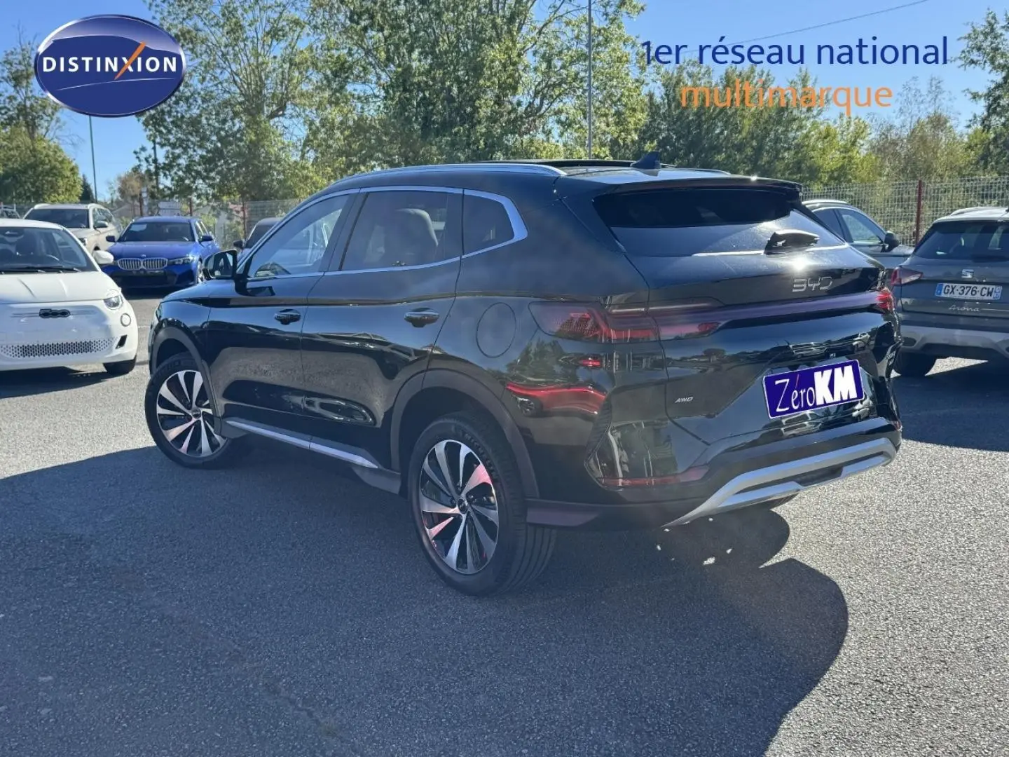 Vue 3/4 arrière droite du SUV BYD SEAL U hybride rechargeable noir Obsidian métallisé avec jantes alu et feux LED.