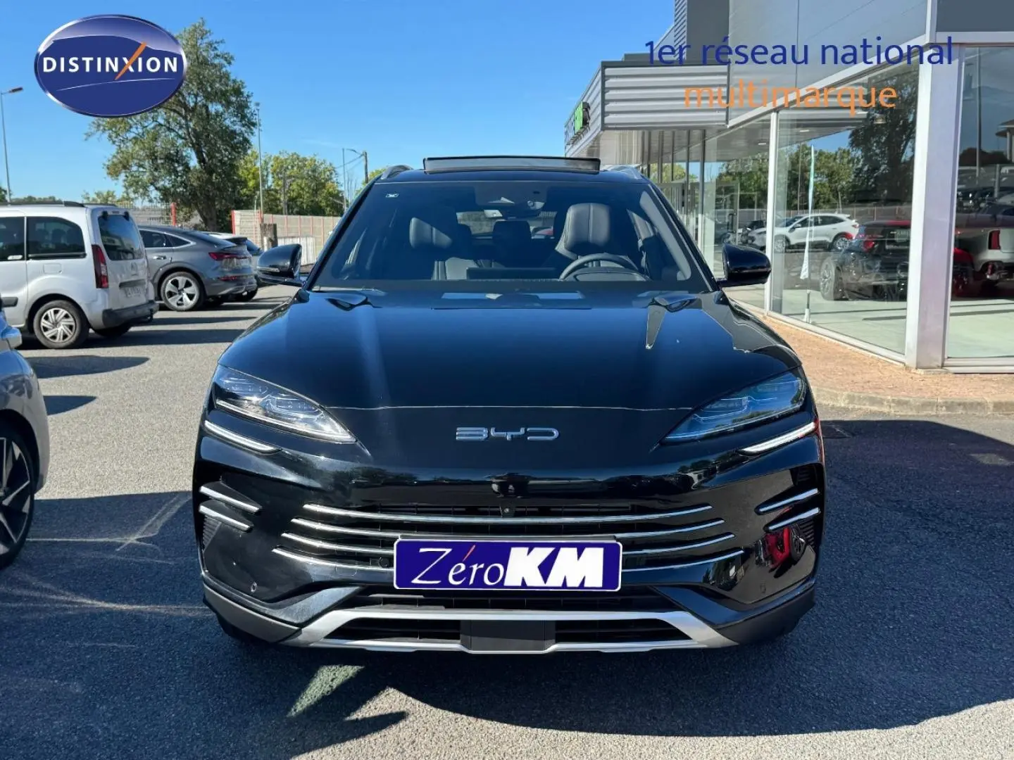 Vue avant d'un BYD SEAL U 1.5 DM-i 324ch Design AWD noir obsidian métallisé, avec calandre horizontale distinctive.