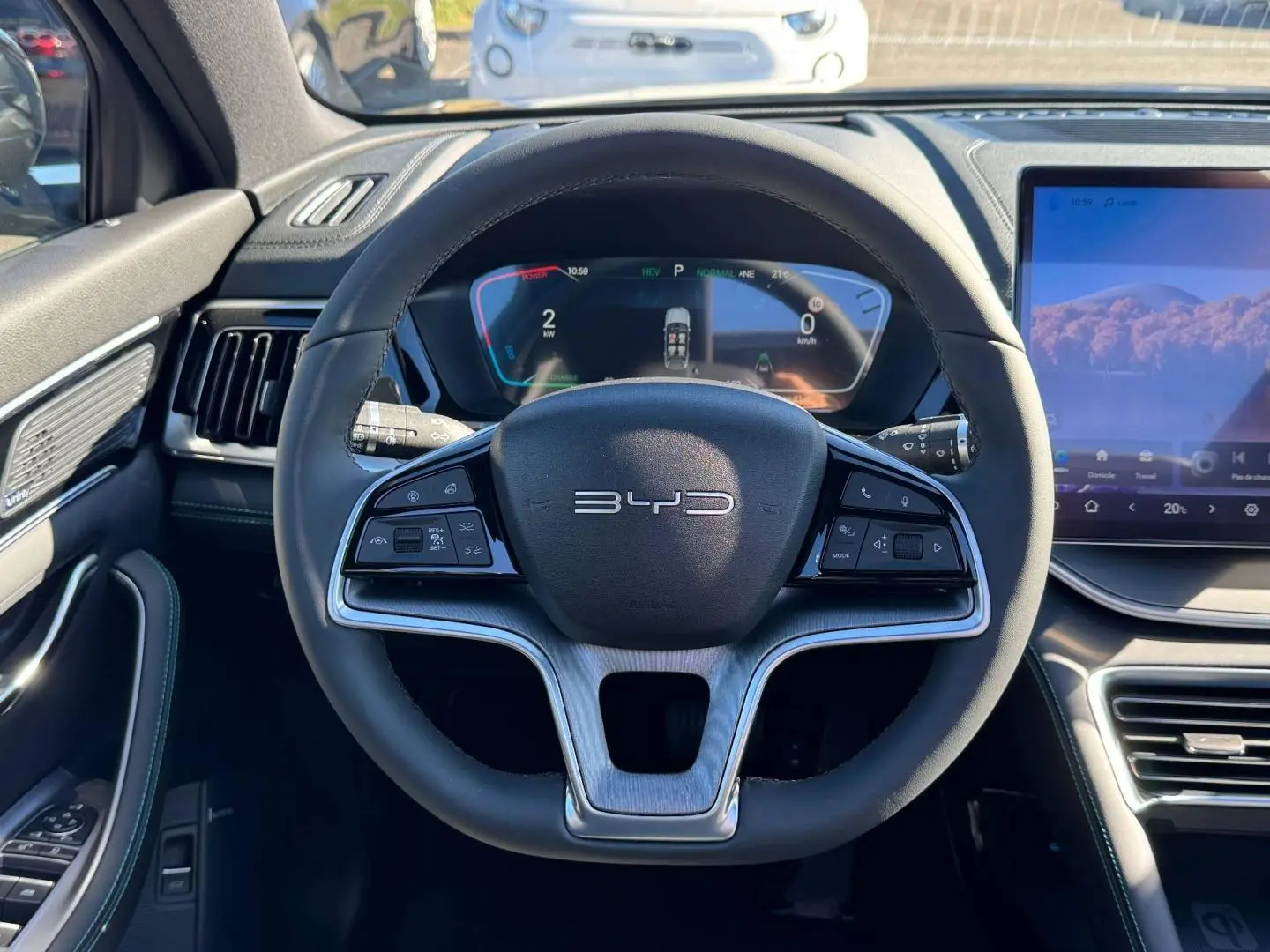 Vue centrée sur le volant noir du BYD SEAL U 2026 avec tableau de bord digital et écran tactile latéral.