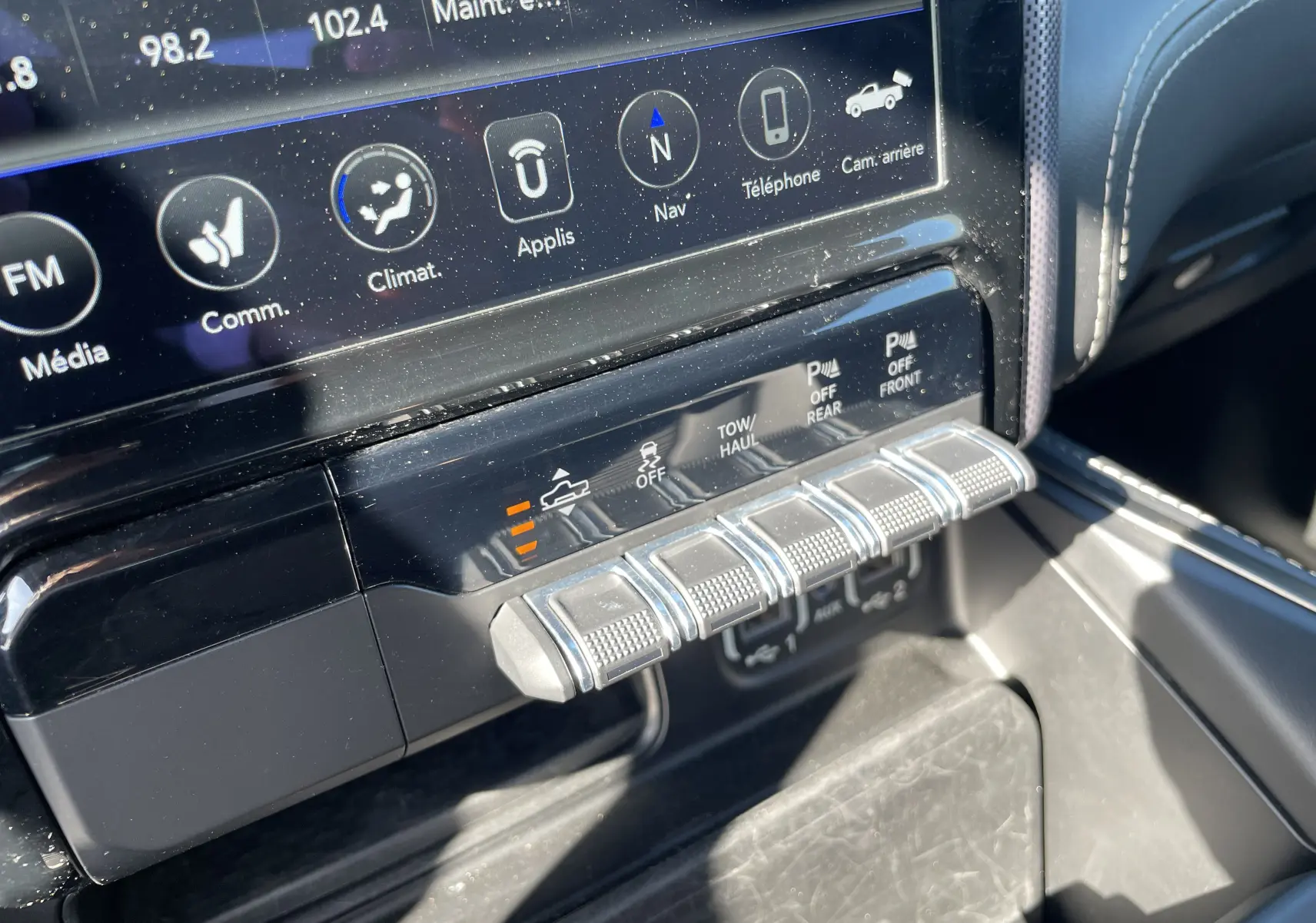 Gros plan sur les commandes et l'écran tactile du tableau de bord du Dodge RAM 1500 blanc nacré, version Limited 2020.