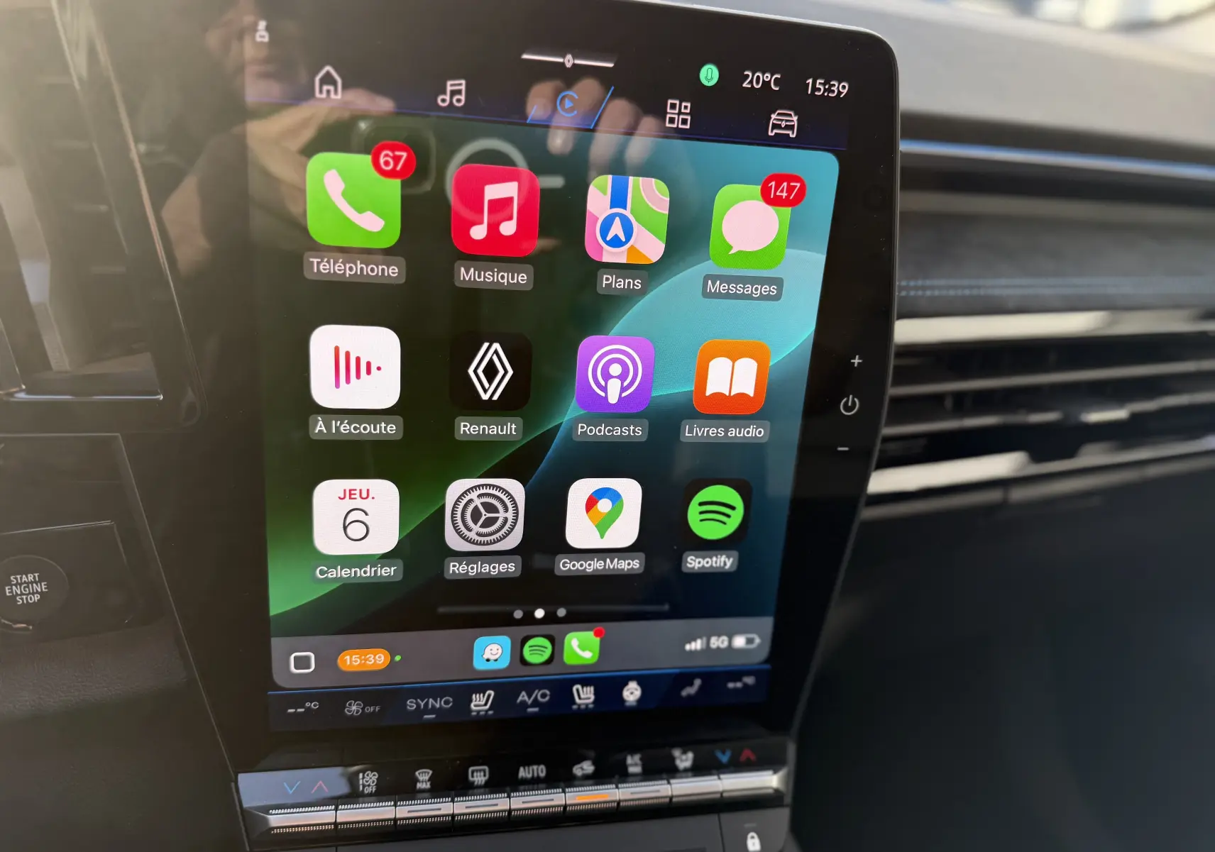 Écran tactile central du tableau de bord du Renault Austral 2025 blanc nacré, affichant les applications connectées.