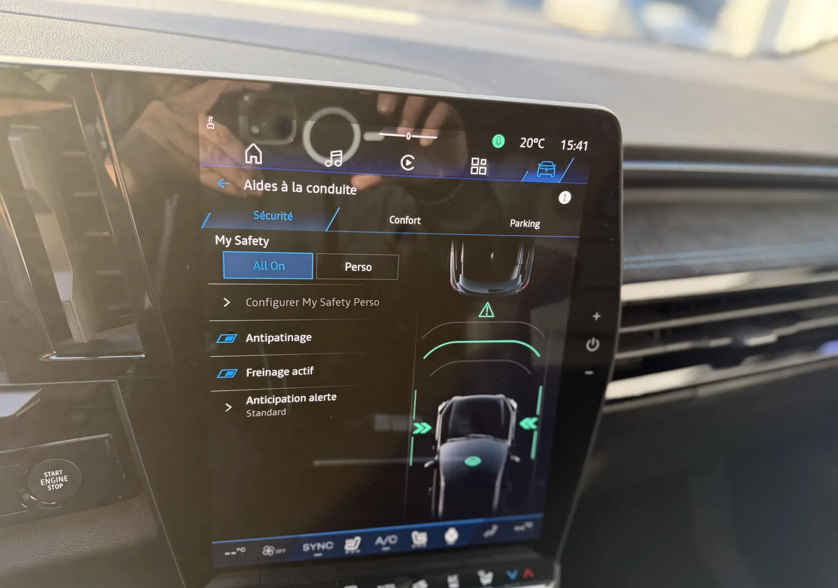 Écran tactile central du tableau de bord du Renault Austral 2025, affichant les aides à la conduite et la sécurité active.