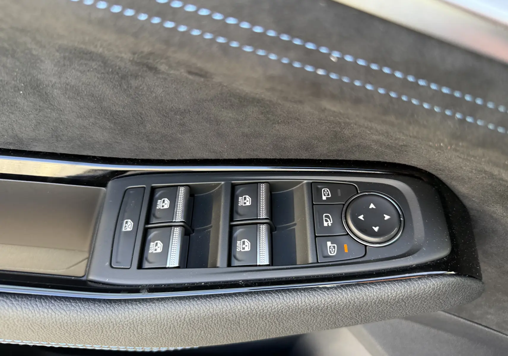 Commande des vitres électriques et réglage des rétroviseurs sur la porte côté gauche du Renault Austral blanc nacré 2025.