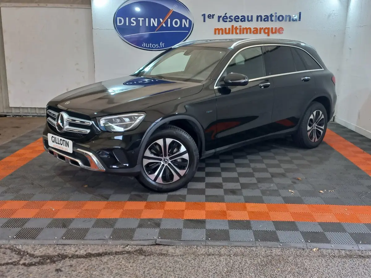 Mercedes GLC 300 E Business Line noir, vue 3/4 avant droit, avec jantes alliage et calandre chromée brillante.