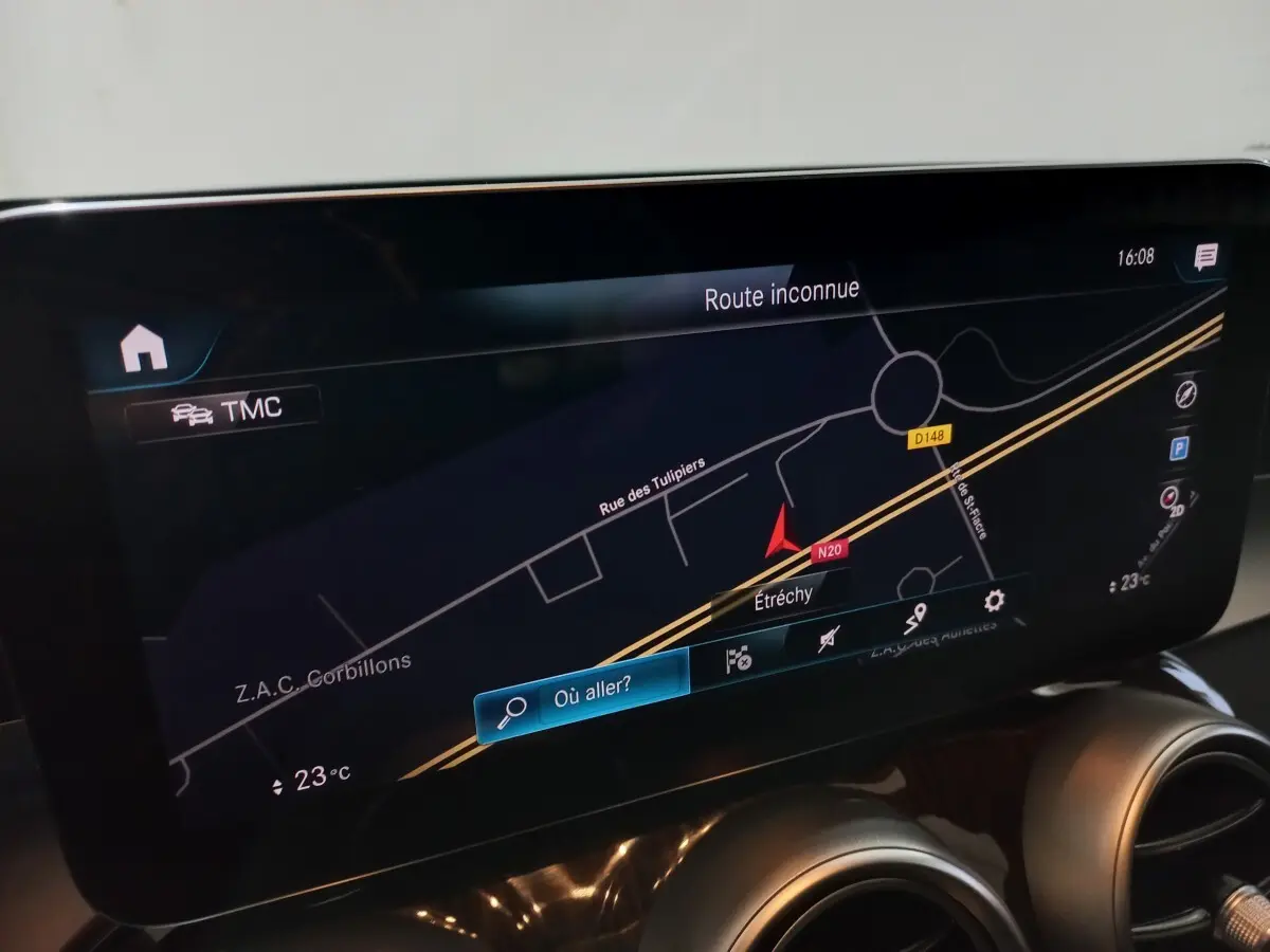 Écran tactile de navigation 10,3 pouces du Mercedes GLC 300 E Business Line noir, vue intérieure du tableau de bord