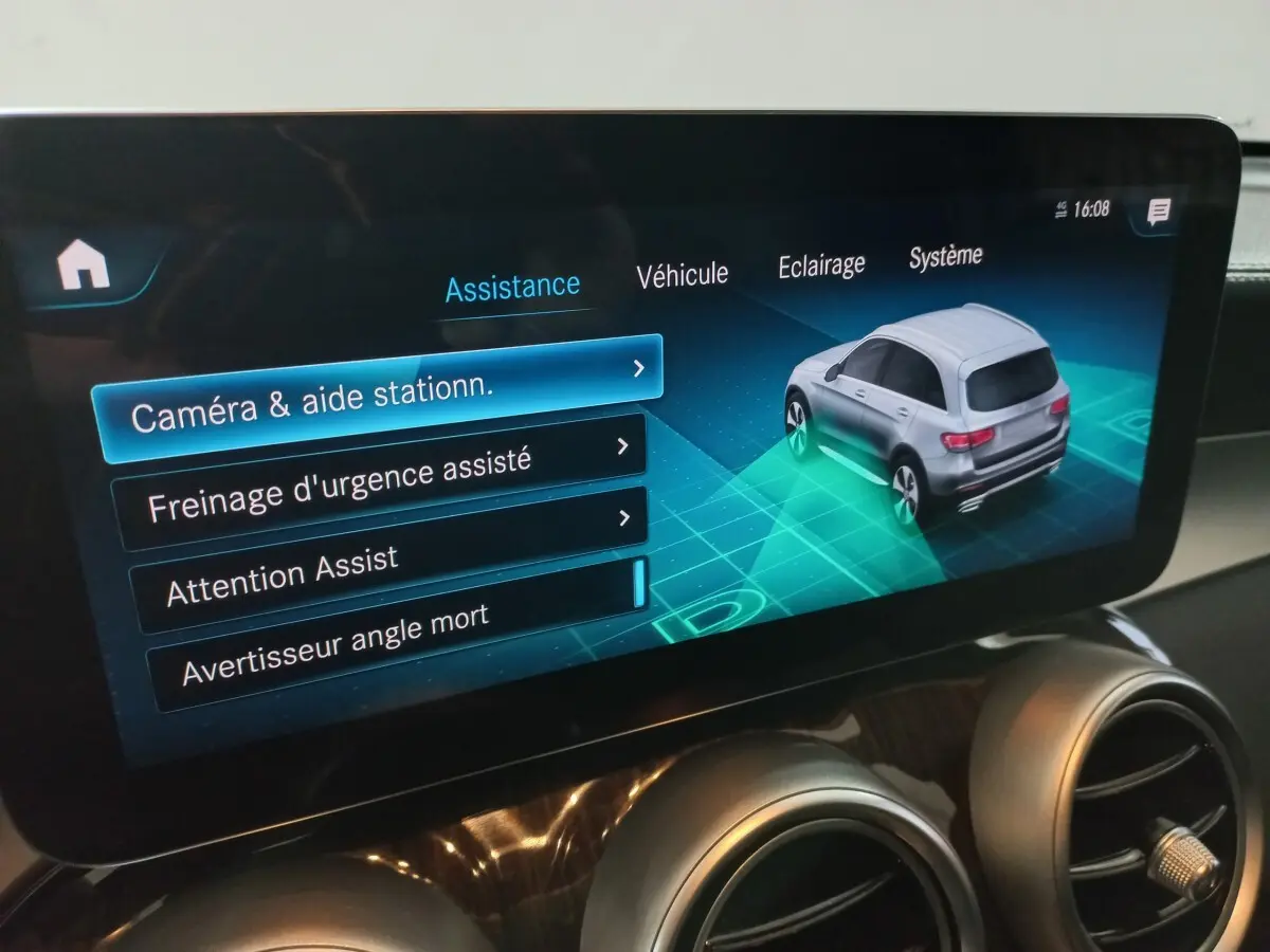 Écran tactile du système d'assistance du Mercedes GLC 300 E Business Line 4MATIC noir, vue intérieure du tableau de bord