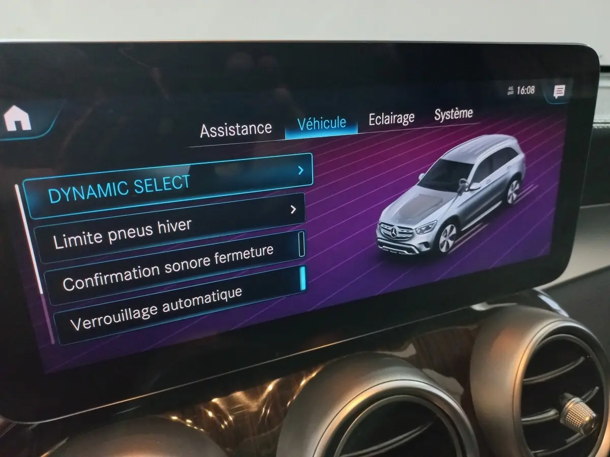 Écran tactile intérieur montrant un menu de réglages avec une illustration 3D d'un Mercedes GLC gris vue de 3/4 avant droit