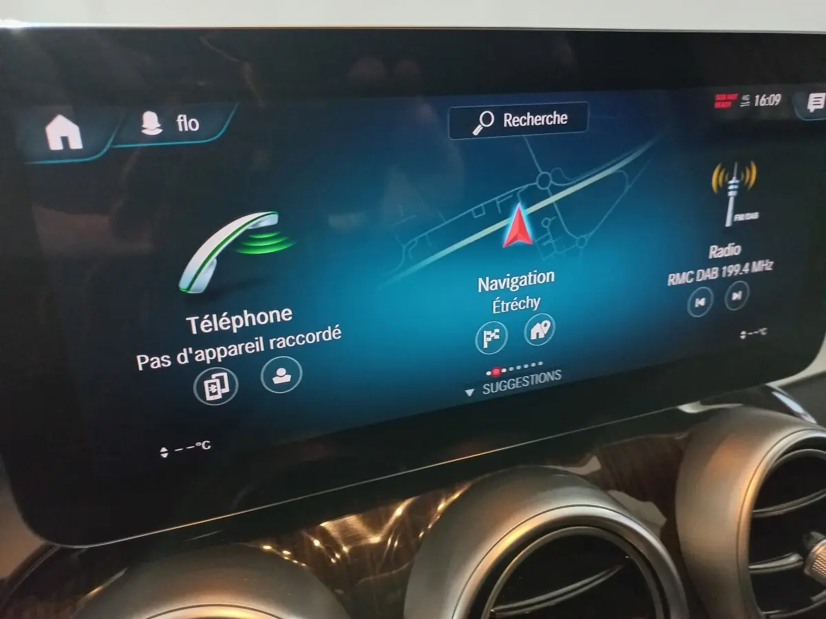 Écran tactile central du tableau de bord du Mercedes GLC 300 E Business Line 2021, affichage navigation et téléphone.