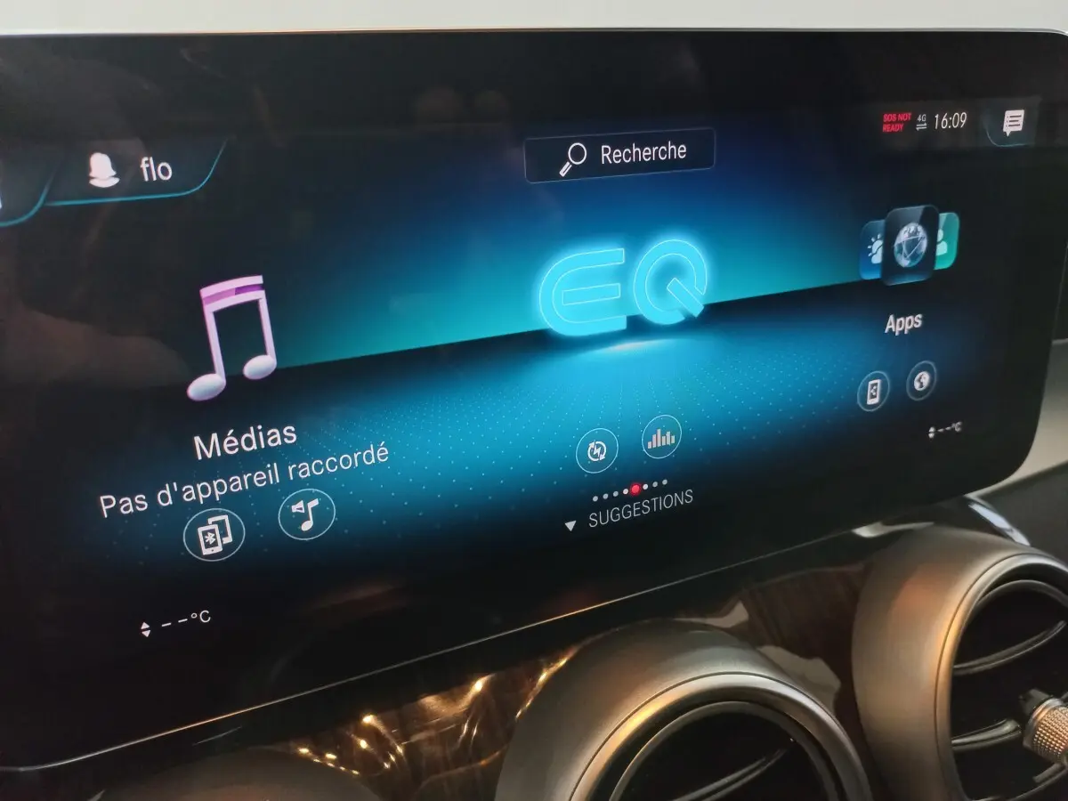 Écran tactile multimédia bleu du tableau de bord du Mercedes GLC 300 E Business Line 2021, avec commandes d'aération visibles.