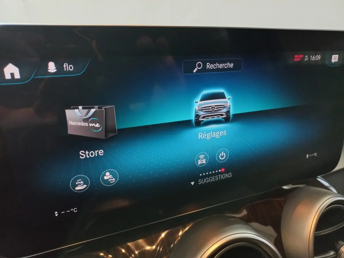 Écran tactile du tableau de bord du Mercedes GLC 300 E Business Line 2021, interface multimédia en bleu.