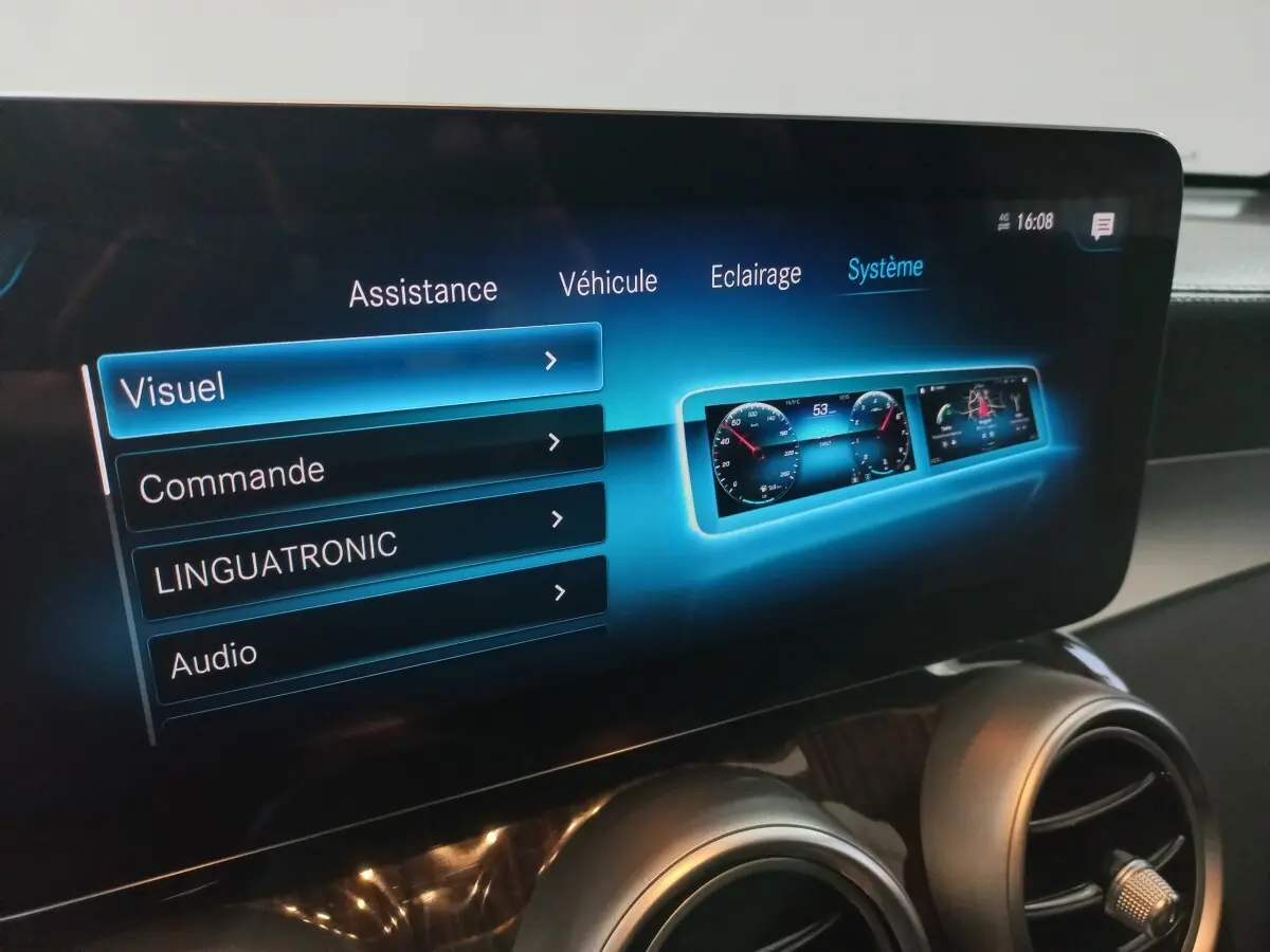 Écran tactile du tableau de bord du Mercedes GLC 300 E Business Line 2021 affichant les options système.