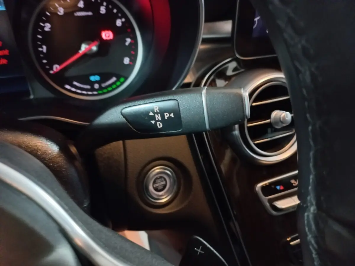 Gros plan sur la commande de boîte automatique et le tableau de bord noir du Mercedes GLC 300 E Business Line 2021 hybride.