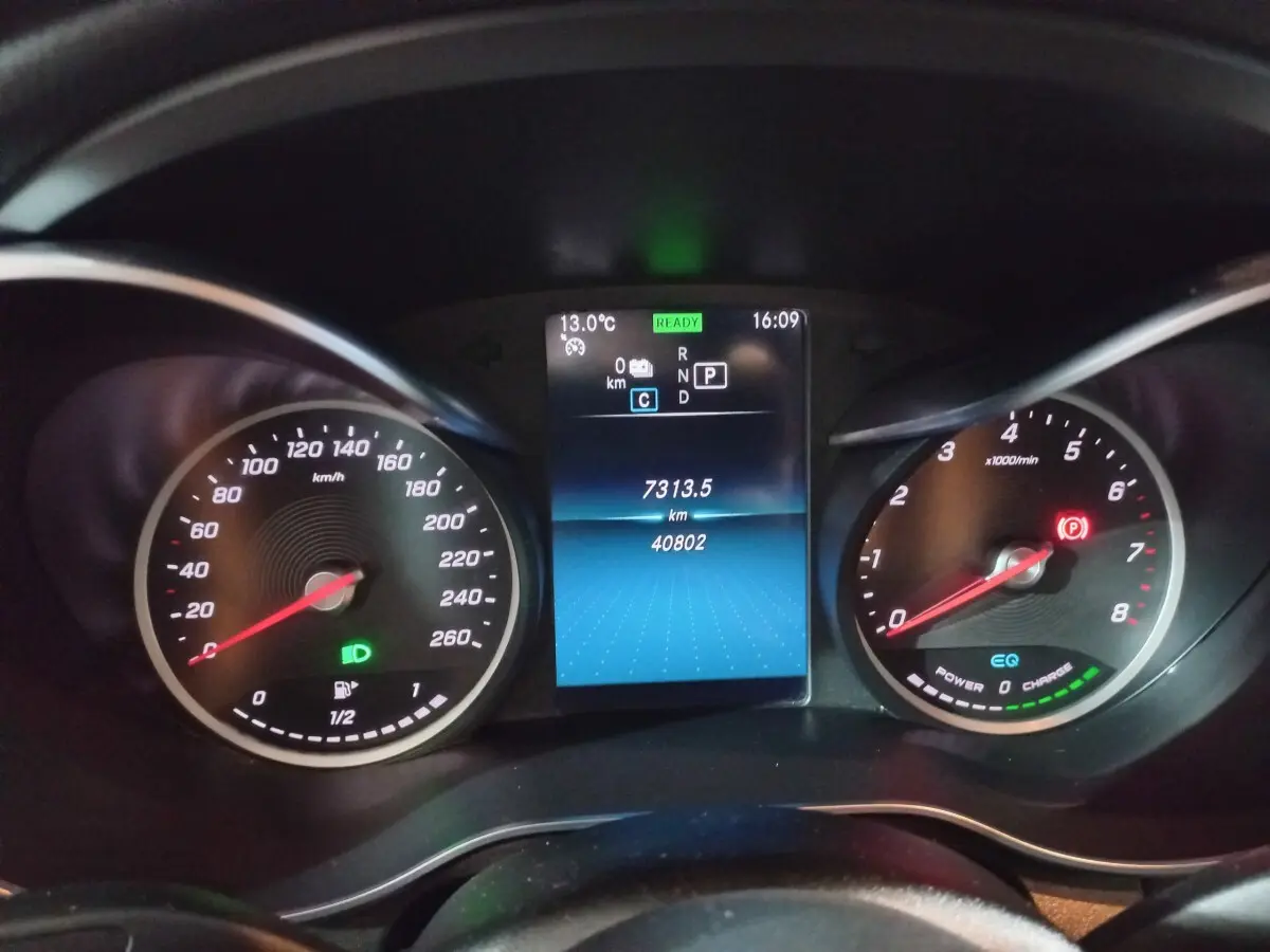 Tableau de bord numérique du Mercedes GLC 300 E noir, affichage central 10,3 pouces et compteurs analogiques.