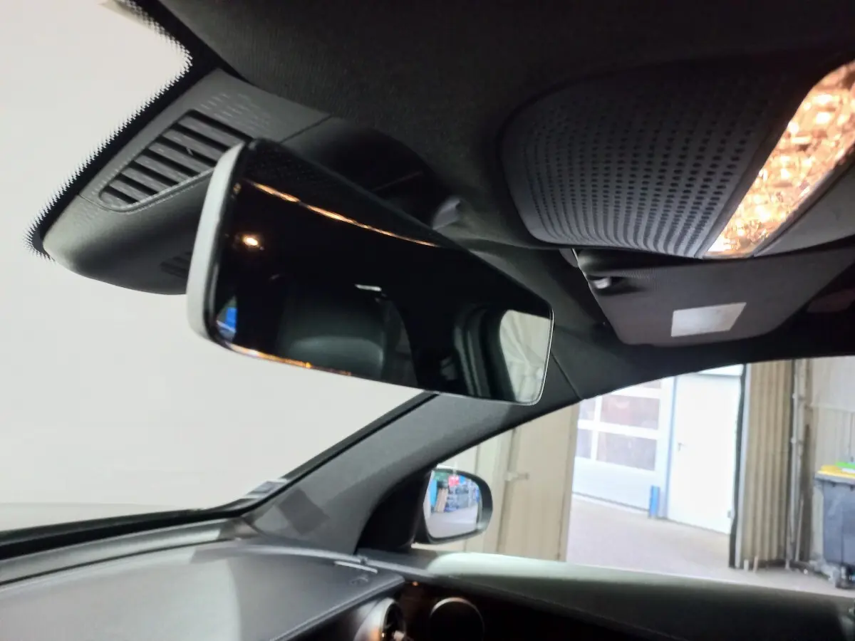 Vue intérieure du rétroviseur central et du plafond avec éclairage, côté conducteur d'un Mercedes GLC noir 2021.
