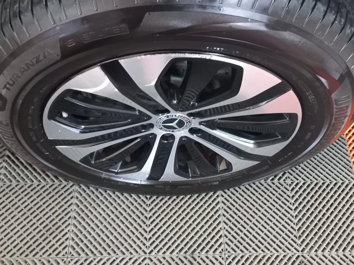 Gros plan sur la jante noire et argentée d'un Mercedes GLC 300 E Business Line 4MATIC 2021 hybride rechargeable.