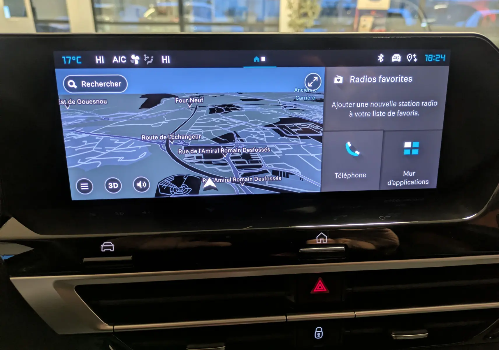 Écran tactile central du tableau de bord de la Citroën C4 hybride 2025, affichant la navigation GPS en mode nuit.