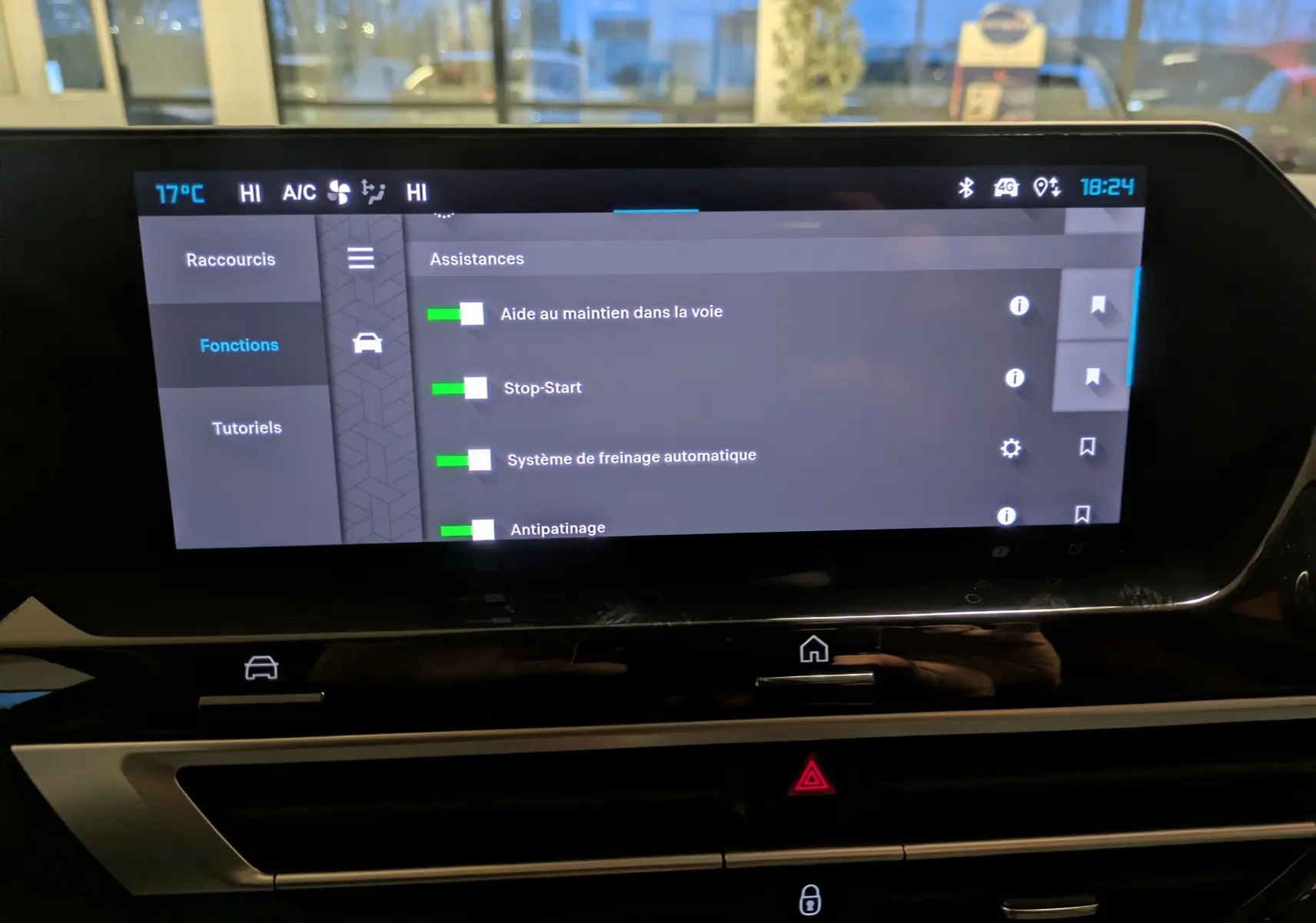 Écran tactile central du tableau de bord de la Citroën C4 Hybride 2025 affichant les aides à la conduite.