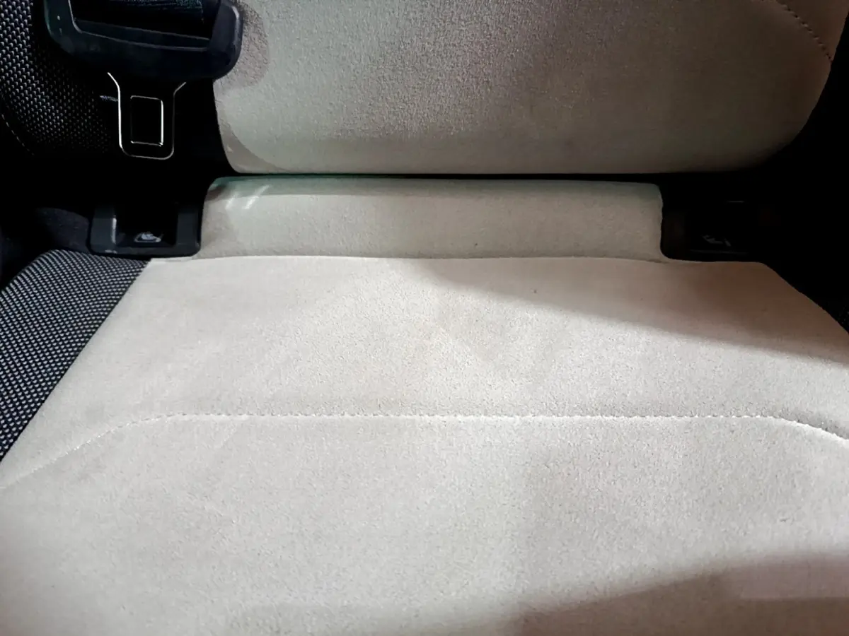 Gros plan sur la partie inférieure beige du siège arrière du Volkswagen Tiguan 2.0 TDI 150 DSG7 Elegance.