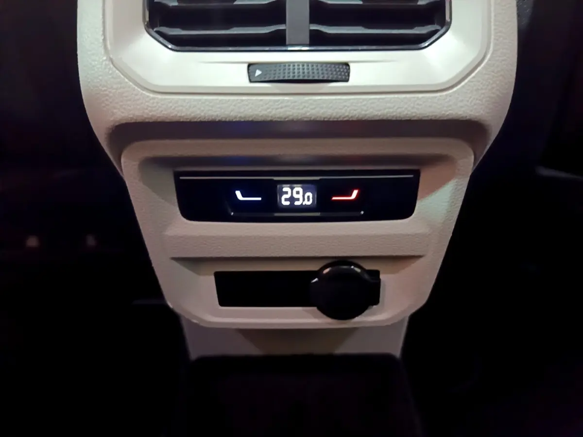 Détail du panneau de commande de la climatisation arrière avec affichage digital à 29°C dans un Volkswagen Tiguan gris clair.