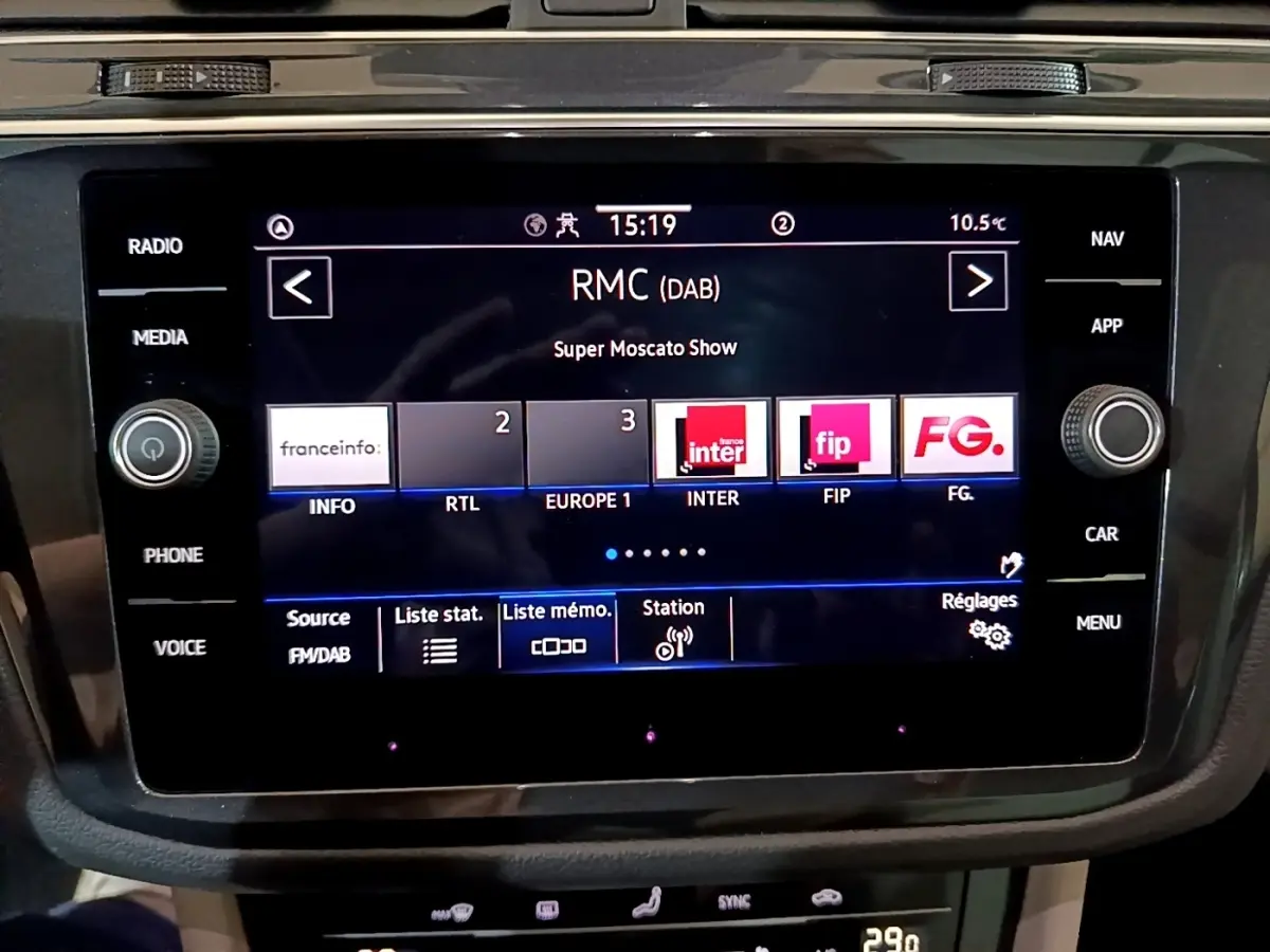 Écran tactile central du Volkswagen Tiguan 2.0 TDI 150 DSG7 Elegance affichant les stations radio, vue intérieure.