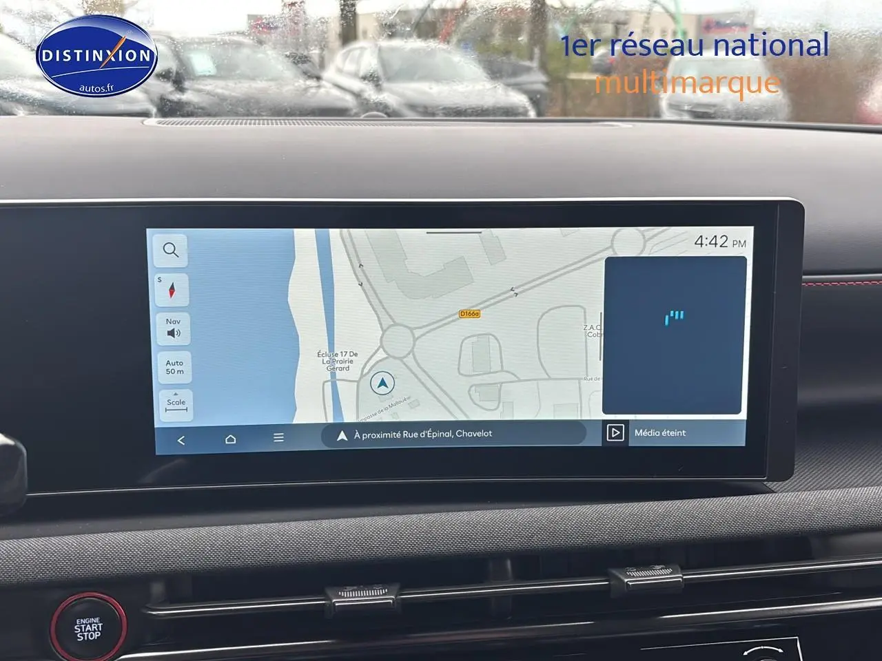 Vue intérieure du tableau de bord du Hyundai Tucson blanc sérénité 2026 avec écran tactile de navigation et détails rouges N Line.
