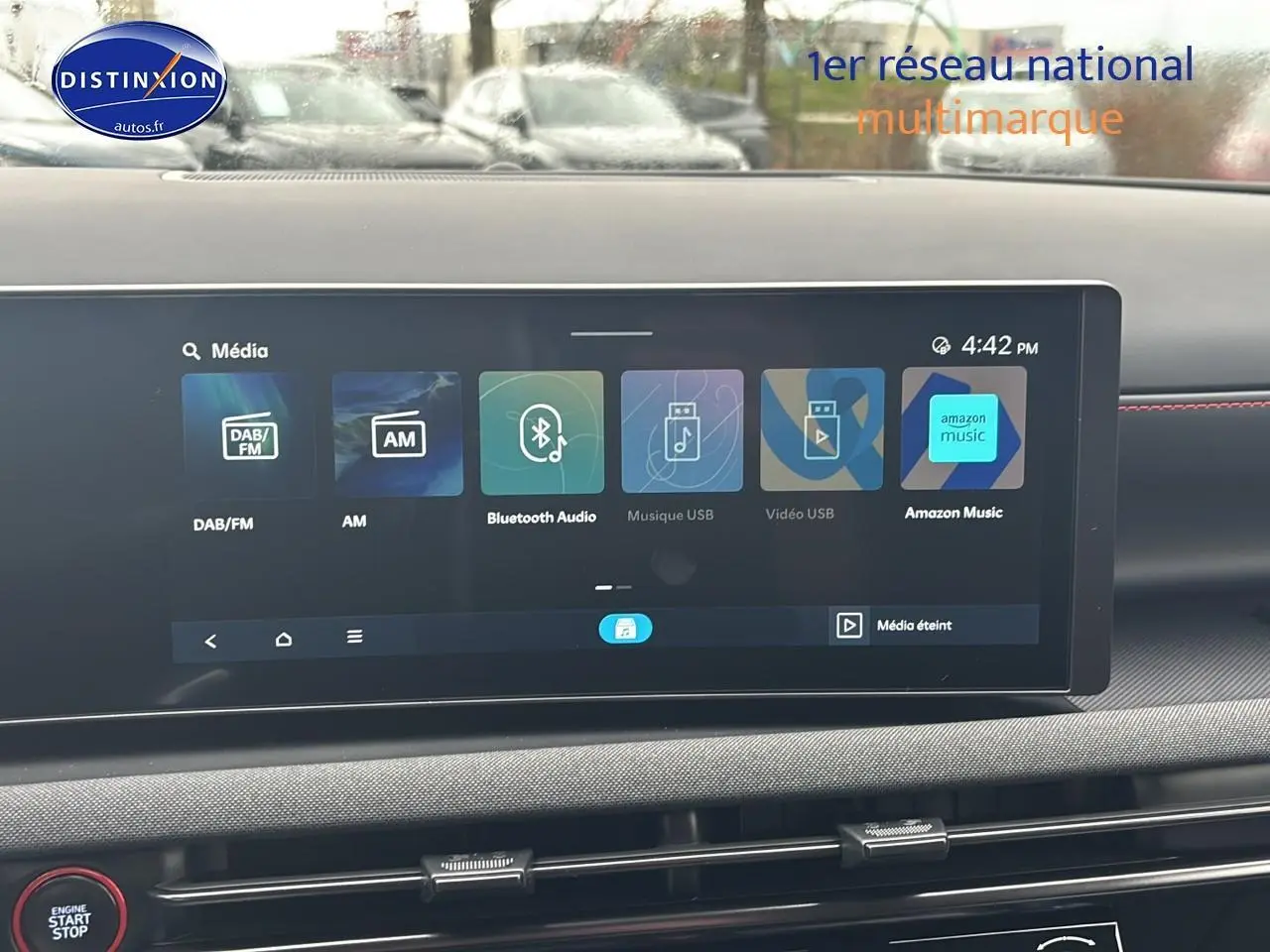 Tableau de bord du Hyundai Tucson blanc, vue intérieure centrée sur l’écran tactile multimédia.