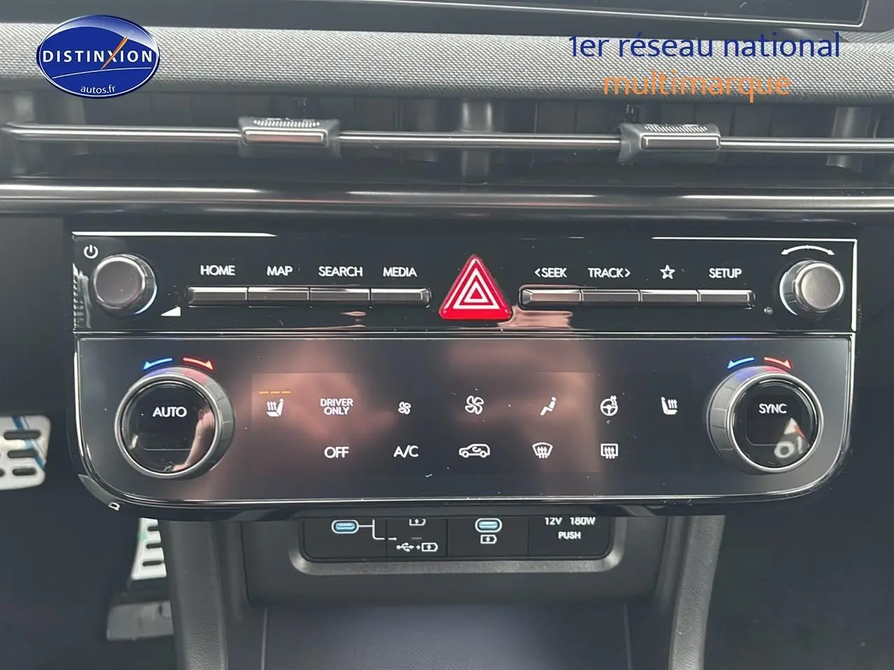 Vue rapprochée du tableau de bord du Hyundai Tucson 2026, montrant la console centrale avec commandes climatisation et multimédia.