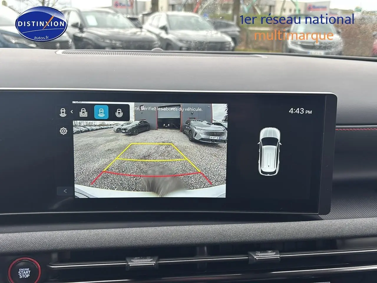 Vue intérieure de l'écran tactile du Hyundai Tucson blanc sérénité, affichant la caméra de recul en marche.