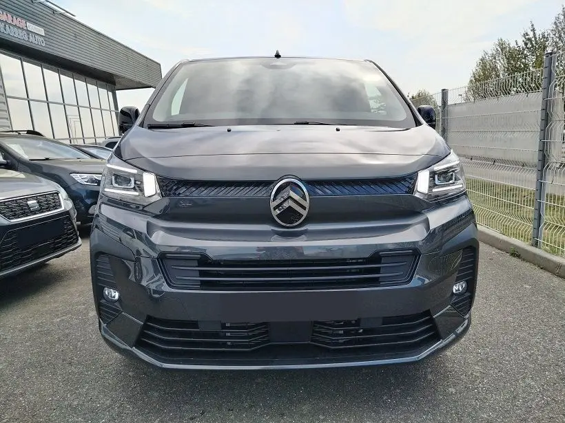 Vue de face d'un Citroën Jumpy Cabine Approfondie gris titane, avec calandre noire et phares LED distinctifs.