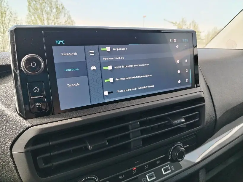 Écran tactile central du tableau de bord du Citroën Jumpy Gris Titane, affichant les réglages d’aide à la conduite.