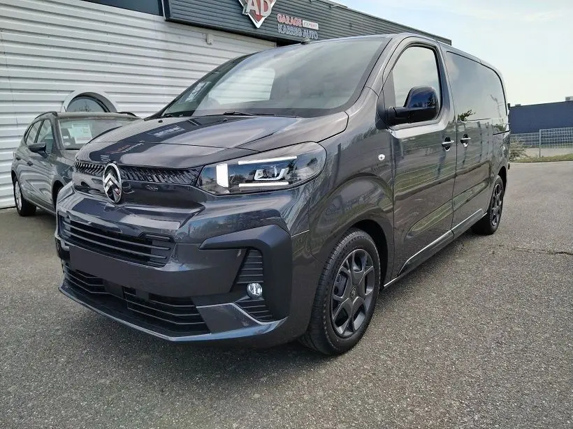 Vue 3/4 avant droit d'un Citroën Jumpy Cabine Approfondie gris titane avec roues tôlées noires et portes latérales coulissantes.
