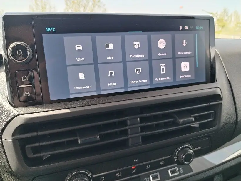 Écran tactile central du tableau de bord du Citroën Jumpy Gris Titane, affichant les options multimédia et assistance.