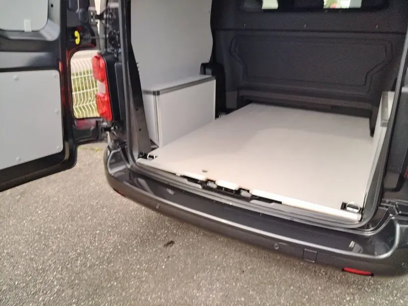 Vue arrière ouverte du Citroën Jumpy Cabine Approfondie gris titane, plancher bois complet visible dans la zone de chargement.