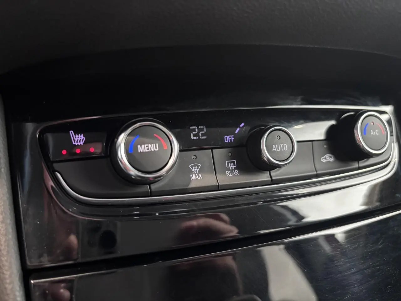 Détail de la console centrale noire du Opel Grandland 2019, montrant les commandes de climatisation et sièges chauffants.