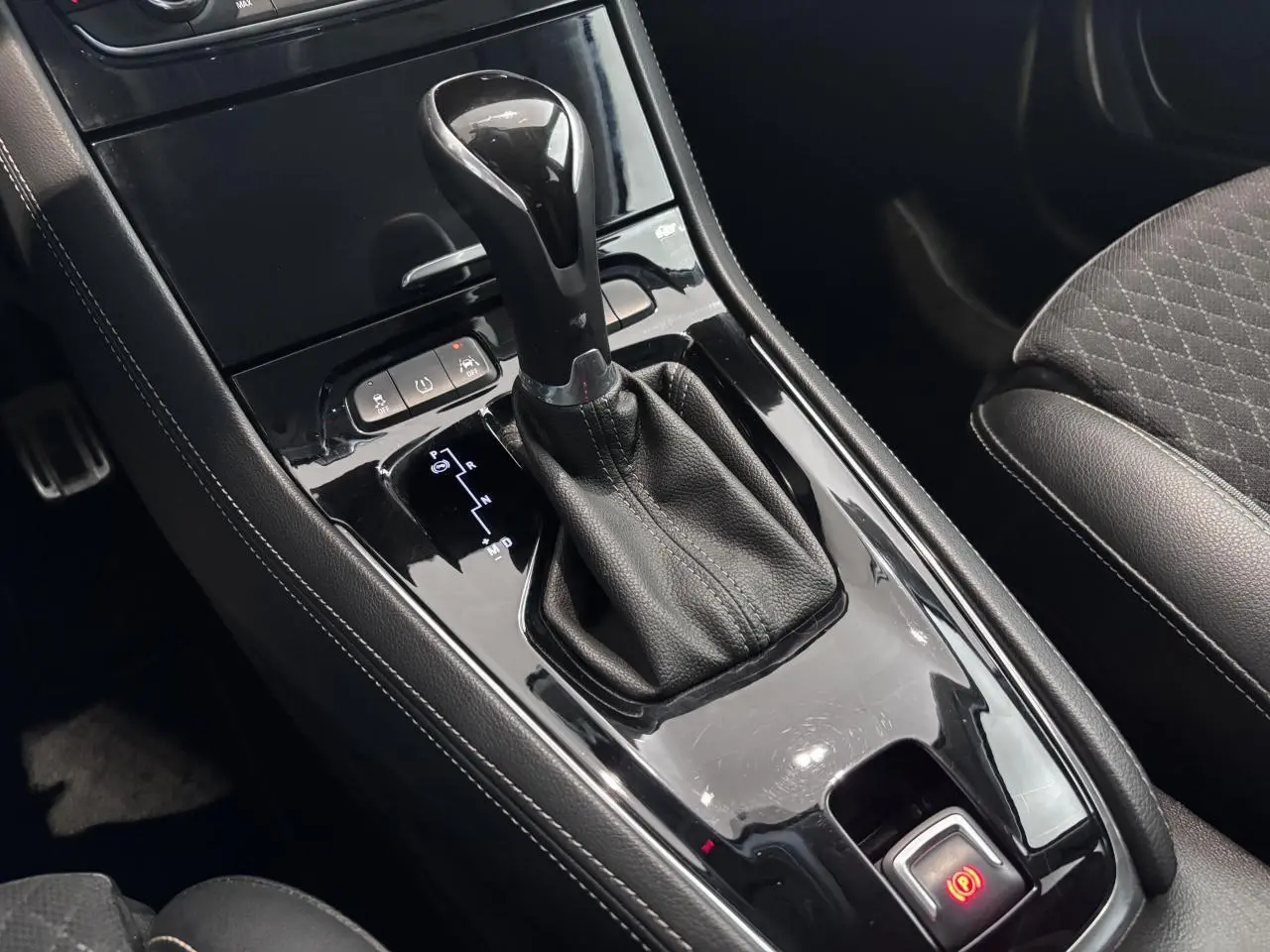 Le levier de vitesse automatique noir brillant de l’Opel Grandland X, vue rapprochée de la console centrale intérieure.